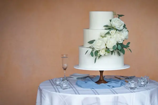 کیک عروسی : سه طبقه کیک سفید رنگ با رز طبیعی سفید تزئین شده