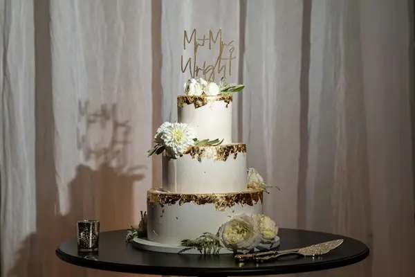 کیک عروسی : کیک سه طبقه سفید و لبه های طلایی و با گل رز تزئین شده