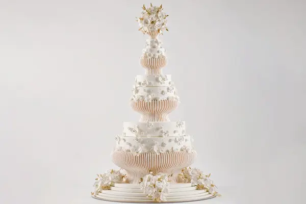 ماکت کیک عروسی : کیک سه طبقه با گلهای ریز صورتی تزئین شده