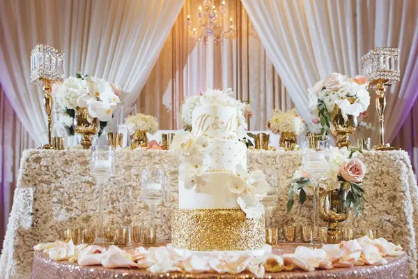 کیک عروس 3 طبقه در فضای مجلل 