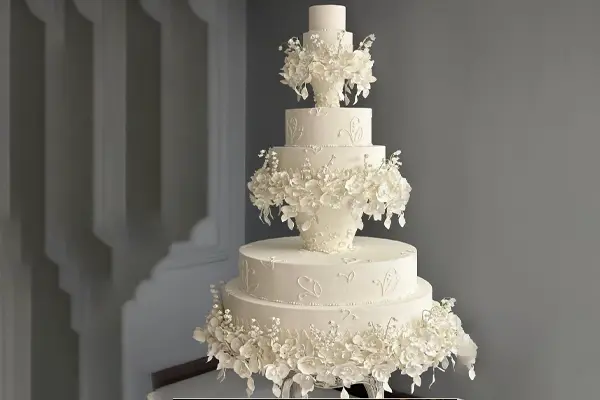 کیک عروس خامه ای 3 طبقه با گل آرایی سفید