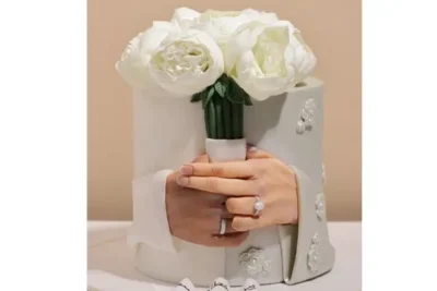 مدل کیک عروس ترند : کیی یک طبقه به صورت دست عروس و داماد که دسته گل در دست دارند