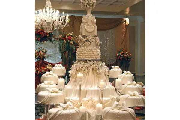 کیک عروس با طبقات مجزا روی پایه ها با ارتفاع متفاوت