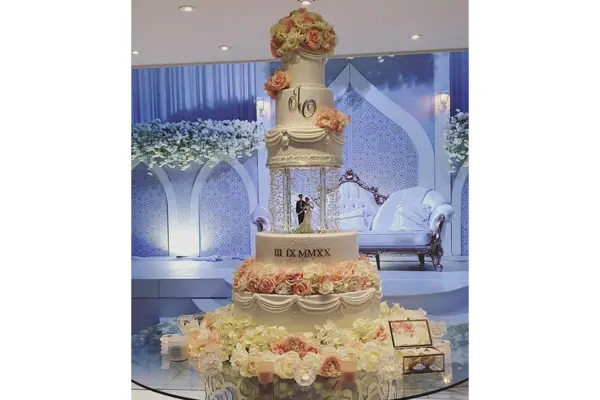 کیک عروس مجلل با سه طبقه و یک طبقه شیشه ای که المان عروس و داماد اخلش است