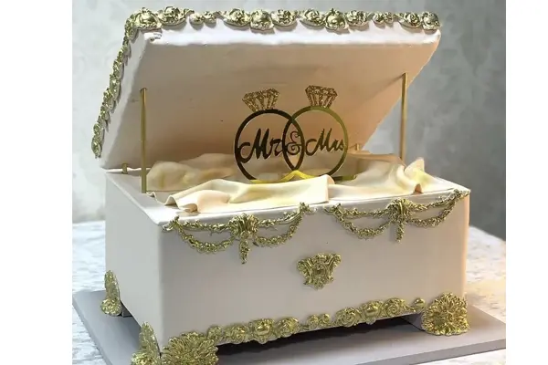 کیک عروسی به شکل صندوق جواهرات با دو انگشتر طلایی