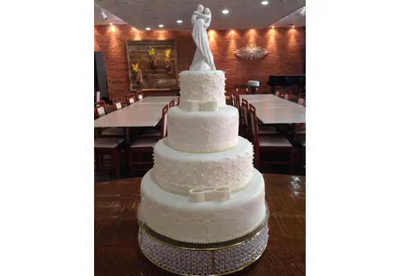 کیک عروس فوندانتی 4 طبقه با المان عروس و داماد بالای کیک