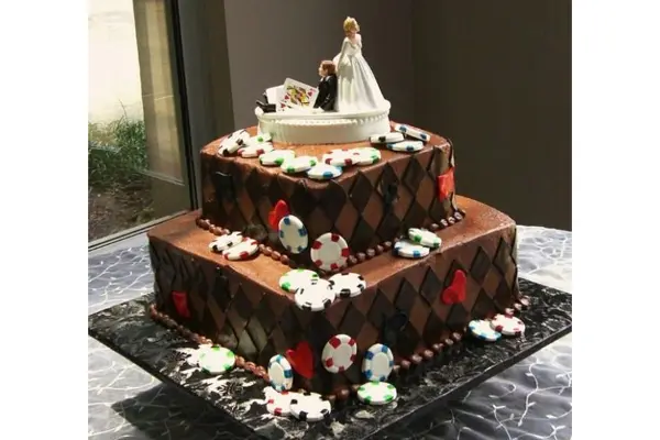 کیک مکعبی عروسی با طعم شکلاتی و المان عروس و داماد و مهره های بازی