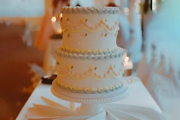 کیک عروسی : کیک دو طبقه سفید رنگ با خامه تزئین شده