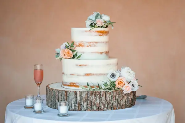 کیک عروس مدرن با خامه کشی کمرنگ و تزئین با گل