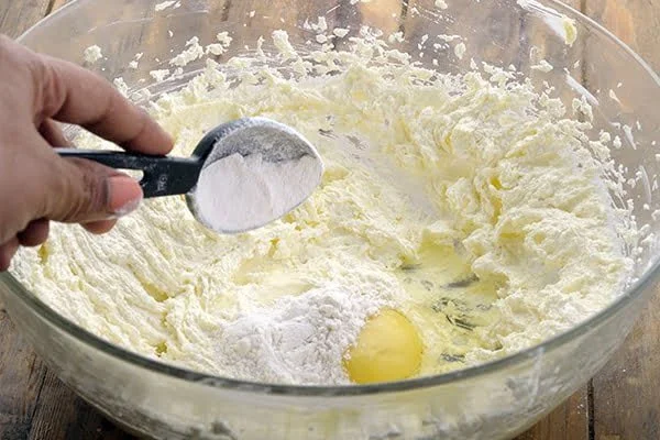 اضافه کردن آرد الک‌شده